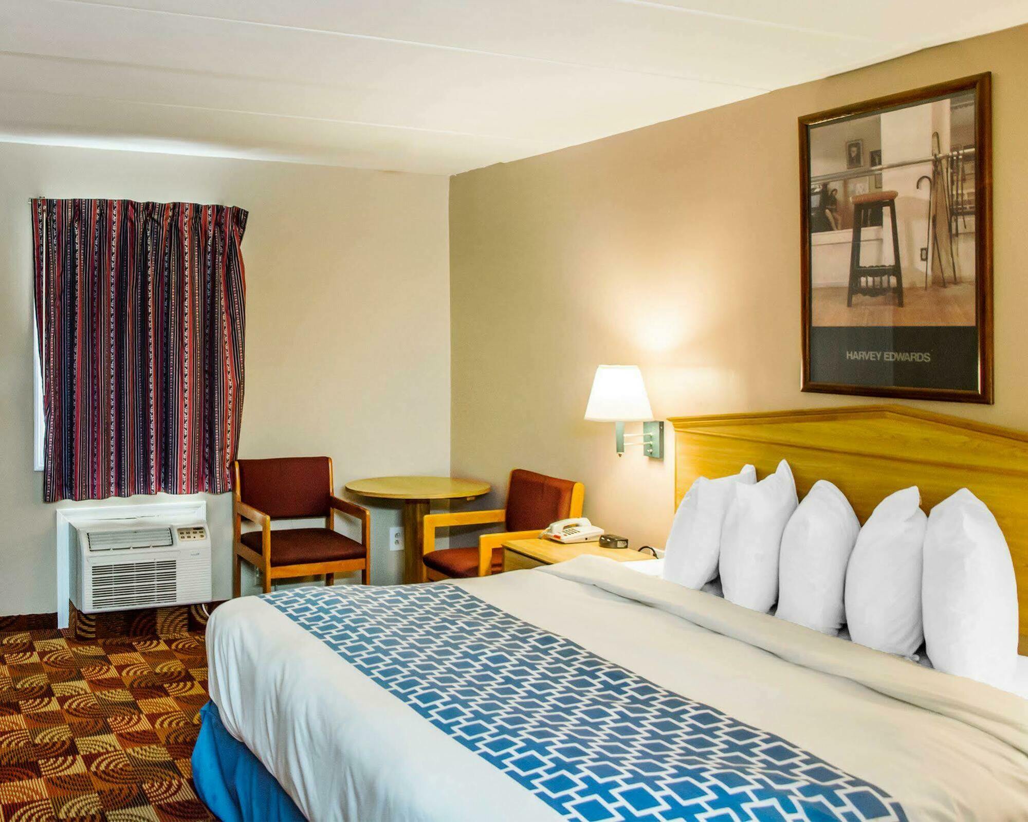 Econo Hotel 2*