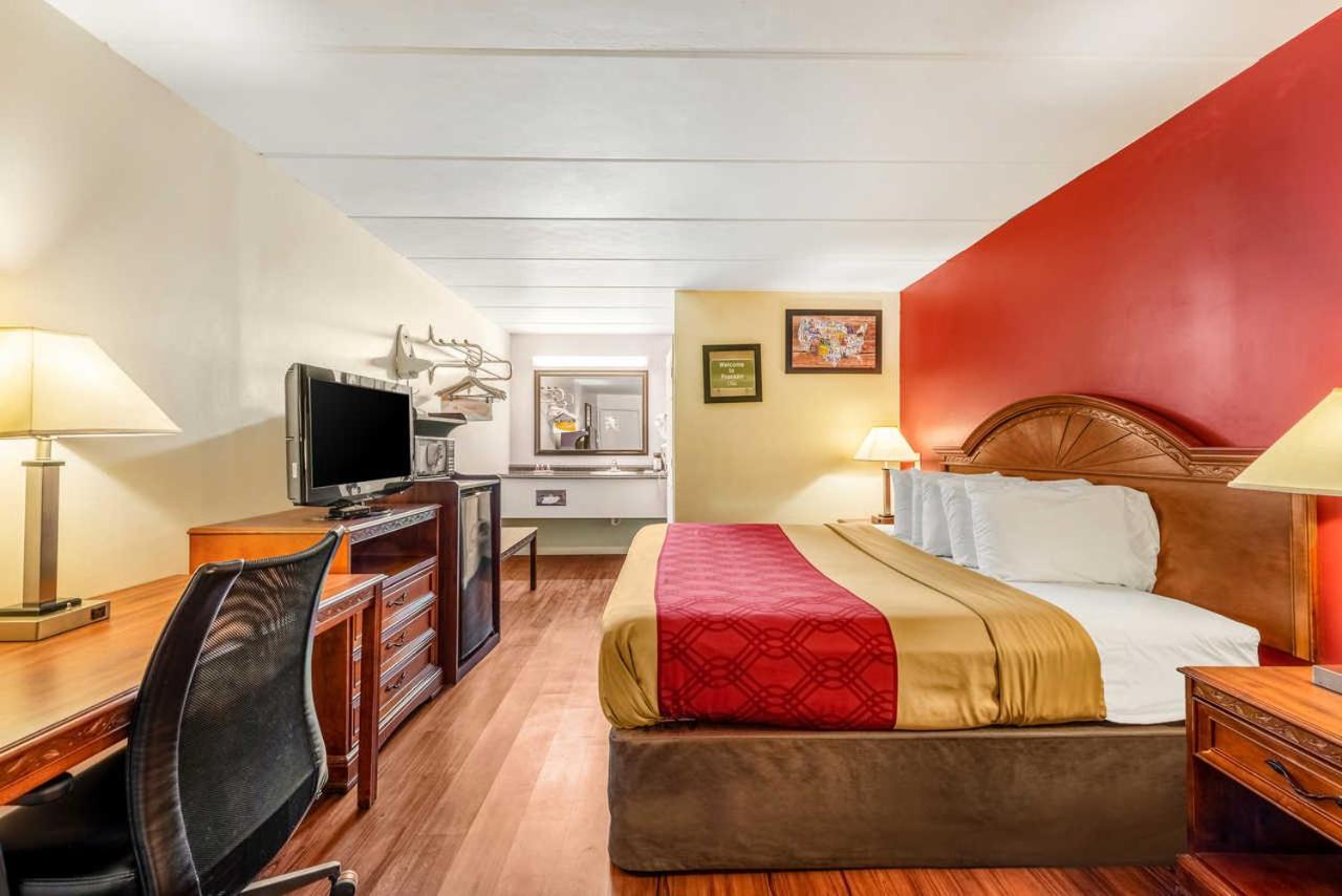 Econo Hotel 2*
